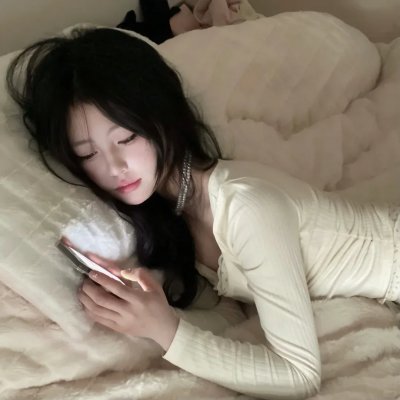 当她换上泳衣